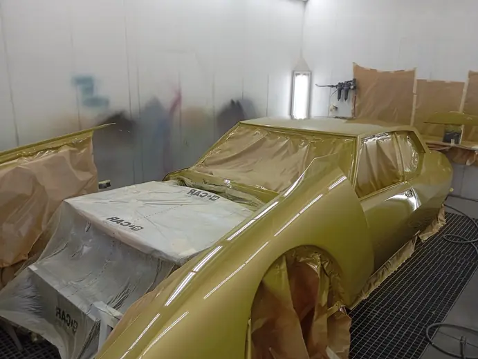 Citroën SM jaune en cabine de peinture