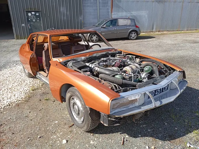 Citroën SM orange en cours de restauration