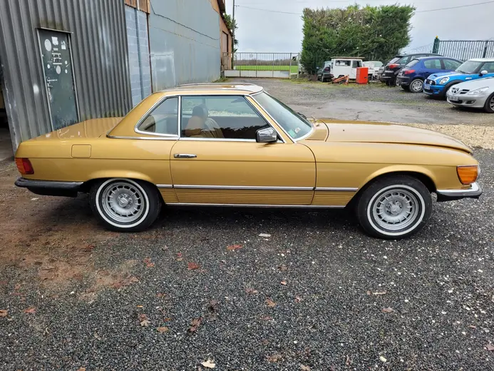 Mercedes 450 SL dorée à la sortie atelier